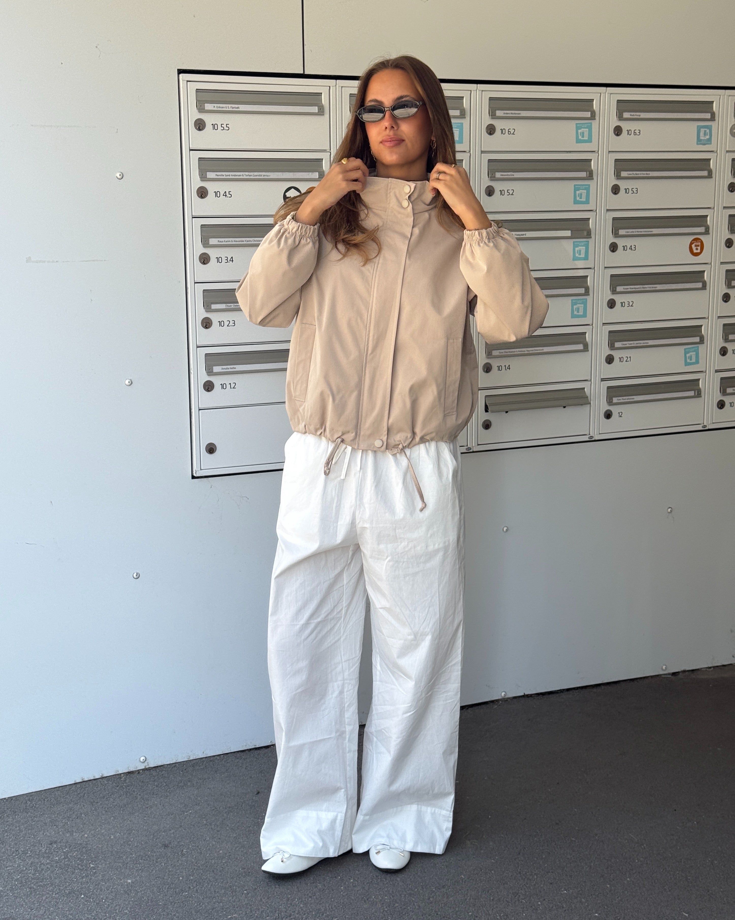 Stemningsbillede af pige der bærer beige TIFFANY jakke.  Fra BySofieSønderby