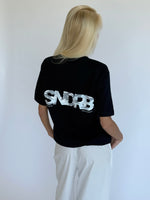 Modelbillede af navy SNDRB t-shirt med grå camouflage tryk. Set bagfra. Fra BySofieSønderby
