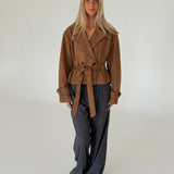 Modelbillede af ADELINA kort jakke, camel. Fra BySofieSønderby