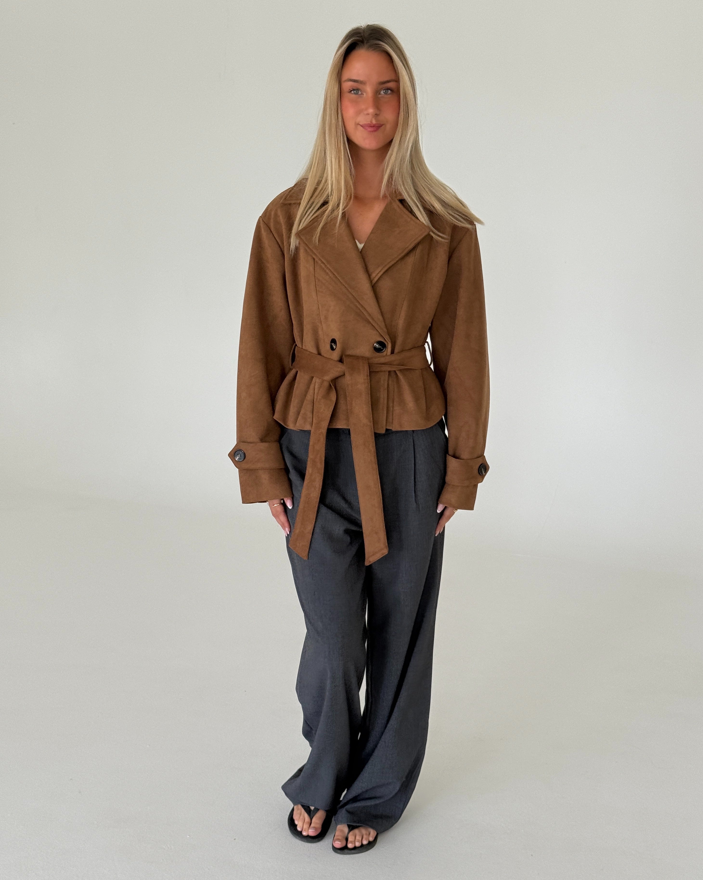 Modelbillede af ADELINA kort jakke, camel. Fra BySofieSønderby