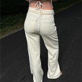 Modelfoto af pige i cremefarvede Adrianna jeans og hvid top. Alt er fra BySofieSønderby
