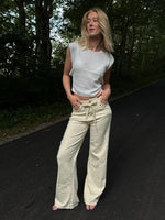 Modelfoto af pige i cremefarvede Adrianna jeans og hvid Taytum top. Alt er fra BySofieSønderby