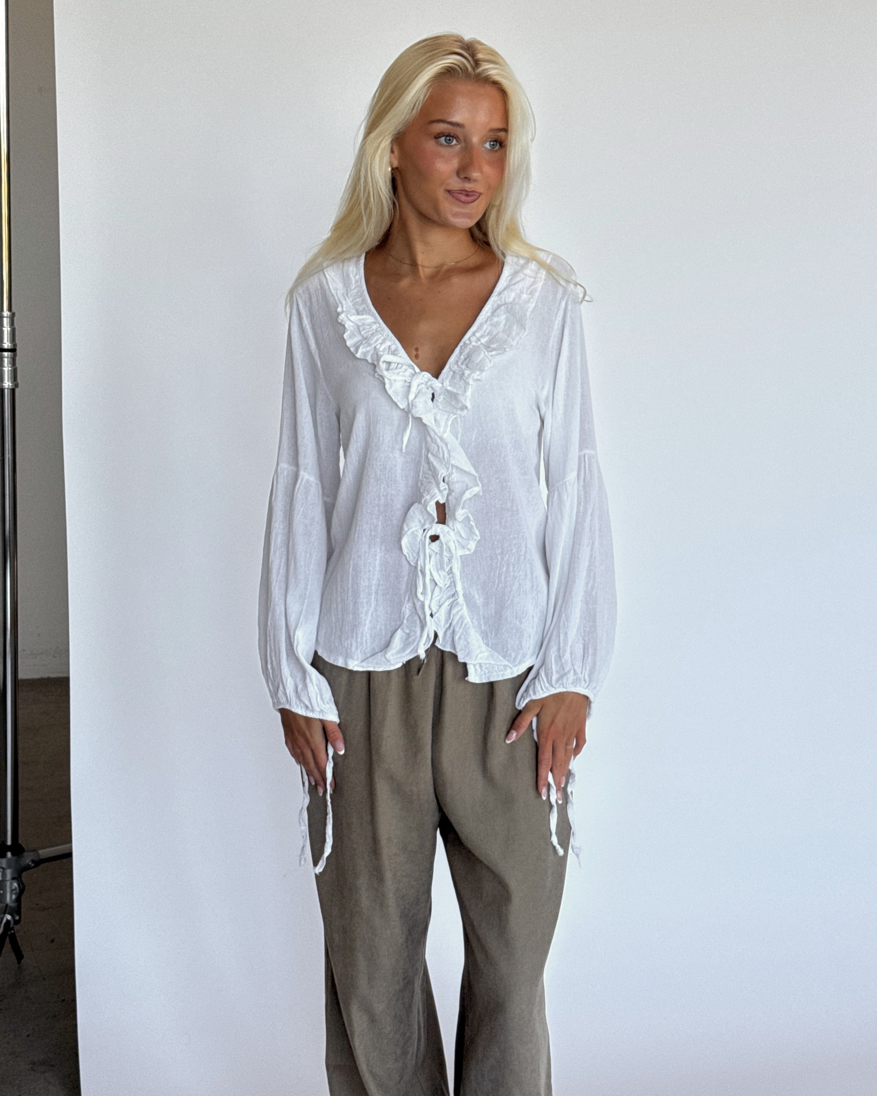 Produktbillede af ALANI bluse i hvid. Fra BySofieSønderby