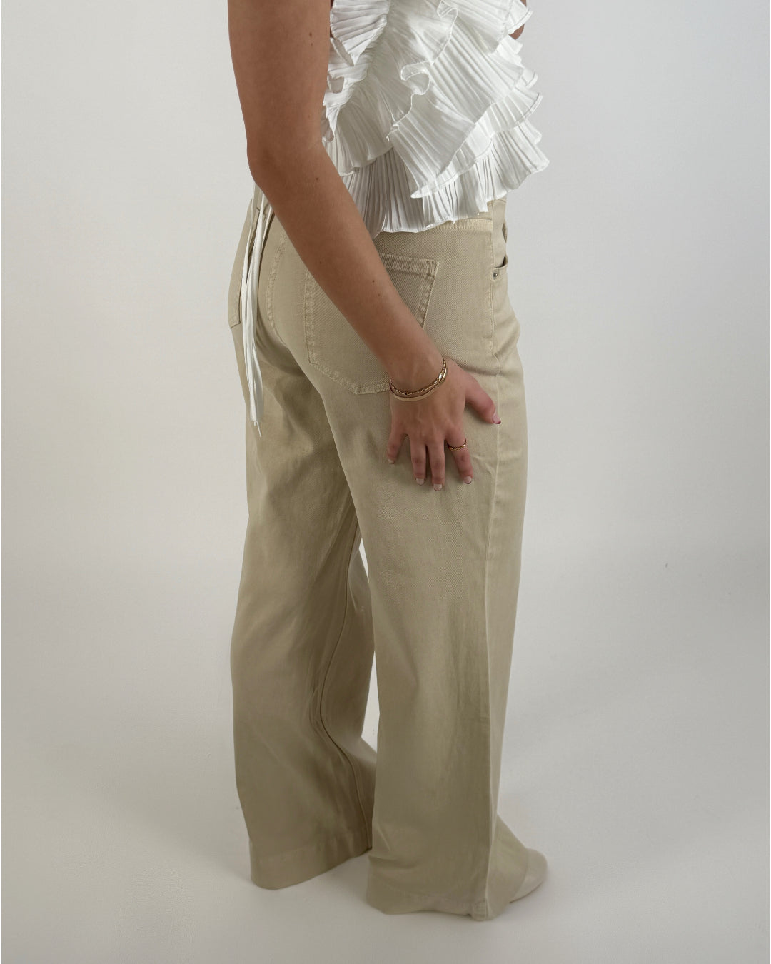 Modelbillede af beige ALANNA jeans. Set bagfra. Fra BySofieSønderby