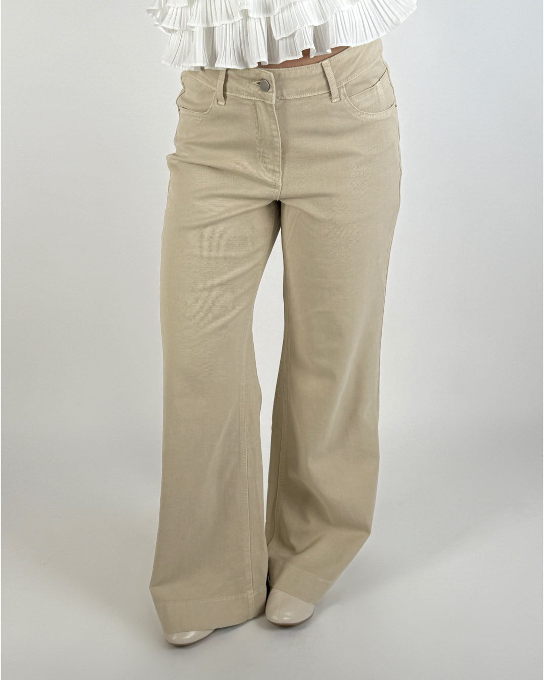 Modelbillede af beige ALANNA jeans. Set forfra. Fra BySofieSønderby