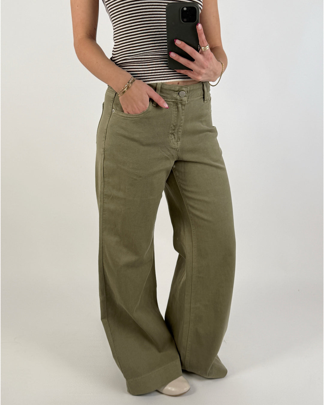 Modelbillede af kaki ALANNA jeans. Set forfra. Fra BySofieSønderby