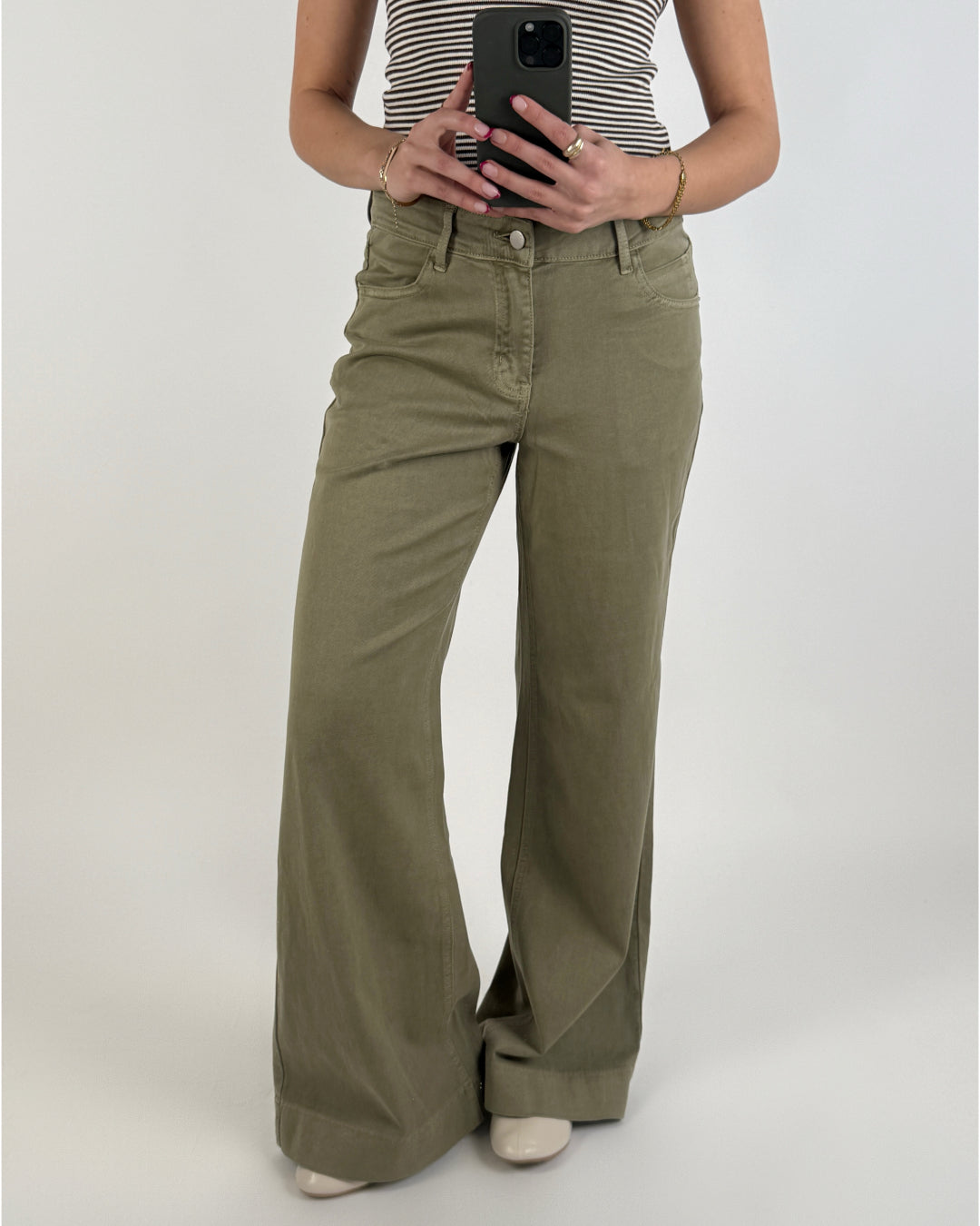 Modelbillede af kaki ALANNA jeans. Set forfra. Fra BySofieSønderby