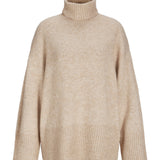 Beige striktrøje har en høj turtleneck og lange ærmer. Den har ribstrik i krave, manchetter og nederste kant, og hænger løst uden synlige dekorationer i en simpel, neutral baggrund.
