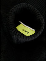 En sort ribstrikket rullekrave sweater viser etiketmærket med teksten "JJXX" inde i halsudskæringen.