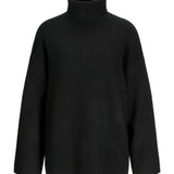 En sort striktrøje med høj hals er udstillet. Den har lange ærmer med ribkanter og en ribbet kant forneden, præsenteret mod en hvid baggrund.