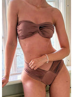 Modelbillede af rosa ALICE bikini. Set forfra. Fra BySofieSønderby