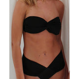 Modelbillede af sort ALICE bikini. Set forfra. Fra BySofieSønderby