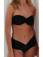 Modelbillede af sort ALICE bikini. Set forfra. Fra BySofieSønderby