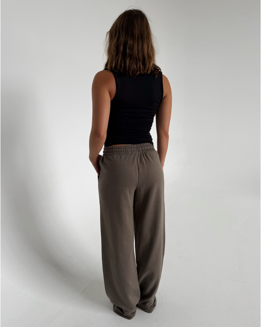 Modelfoto af pige som bærer Ally bukser i brun, samt Sania top. Alt fra By Sofie Sønderby