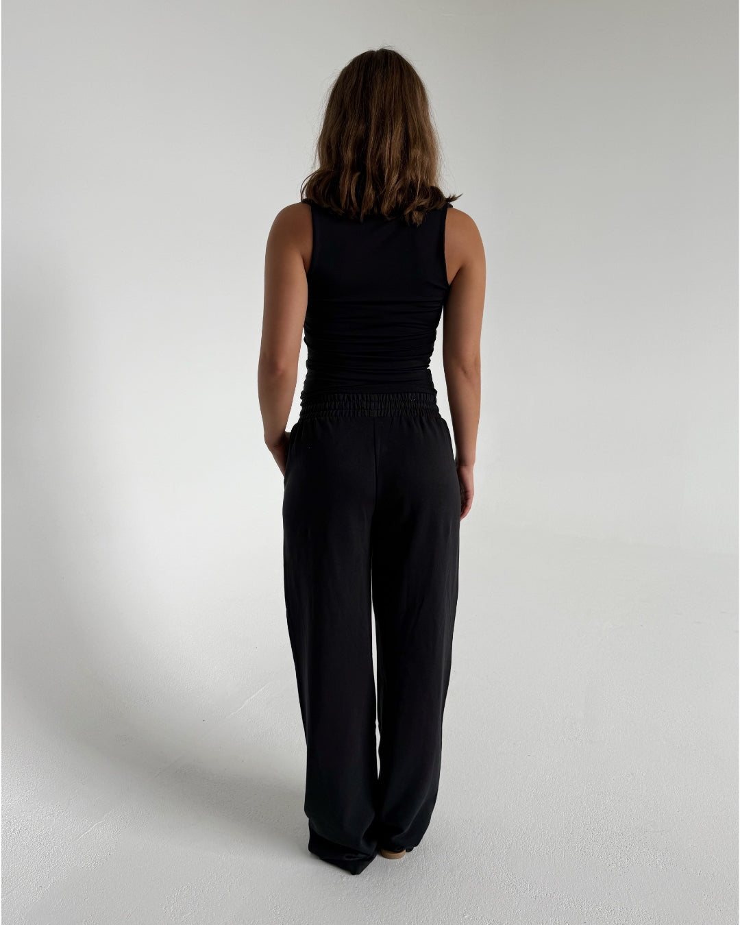 Modelfoto af pige som bærer Ally bukser i sort, samt Sania top. Alt fra By Sofie Sønderby