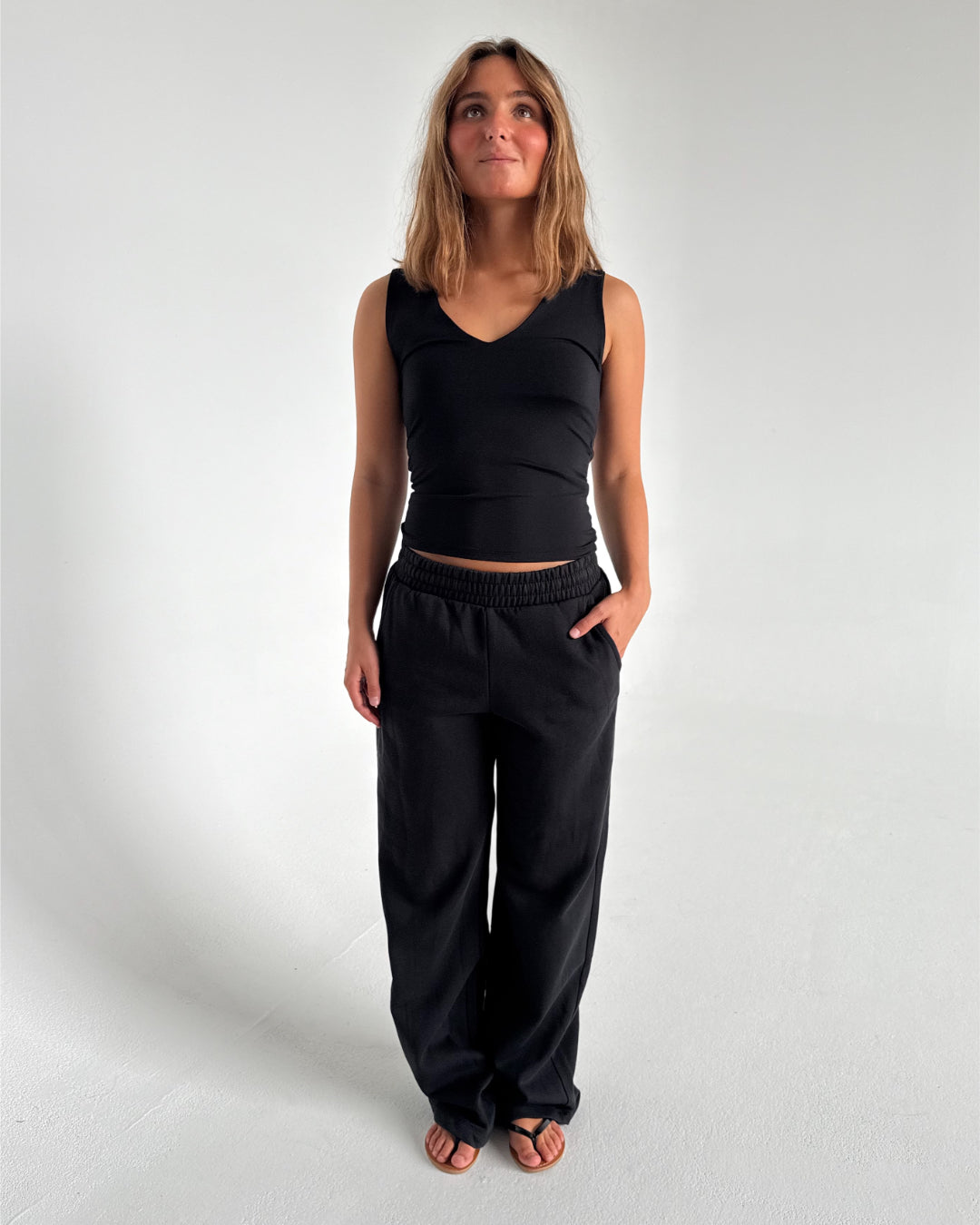 Modelfoto af pige som bærer Ally bukser i sort, samt Sania top. Alt fra By Sofie Sønderby