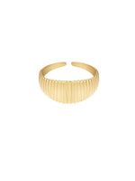 Guldfarvet armring hviler stille mod en ensfarvet baggrund. Den har en rillet overflade for tekstur og et åbent design uden lås.
