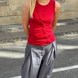 Modelbillede af AMBER top, rød. Fra BySofieSønderby