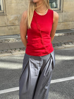 Modelbillede af AMBER top, rød. Fra BySofieSønderby