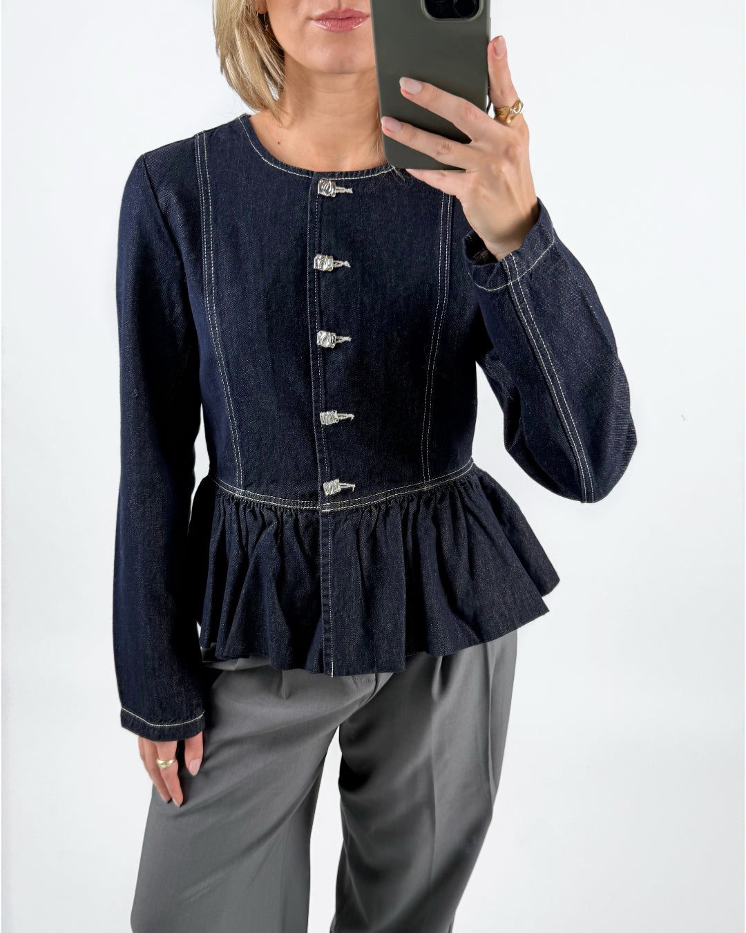 Modelfoto af pige med mørkeblå ANITA denim jakke, samt grå MILAN bukser. Set forfra. Alt er fra BySofieSønderby