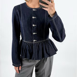 Modelfoto af pige med mørkeblå ANITA denim jakke, samt grå MILAN bukser. Set forfra. Alt er fra BySofieSønderby