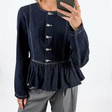 Modelfoto af pige med mørkeblå ANITA denim jakke, samt grå MILAN bukser. Set forfra. Alt er fra BySofieSønderby