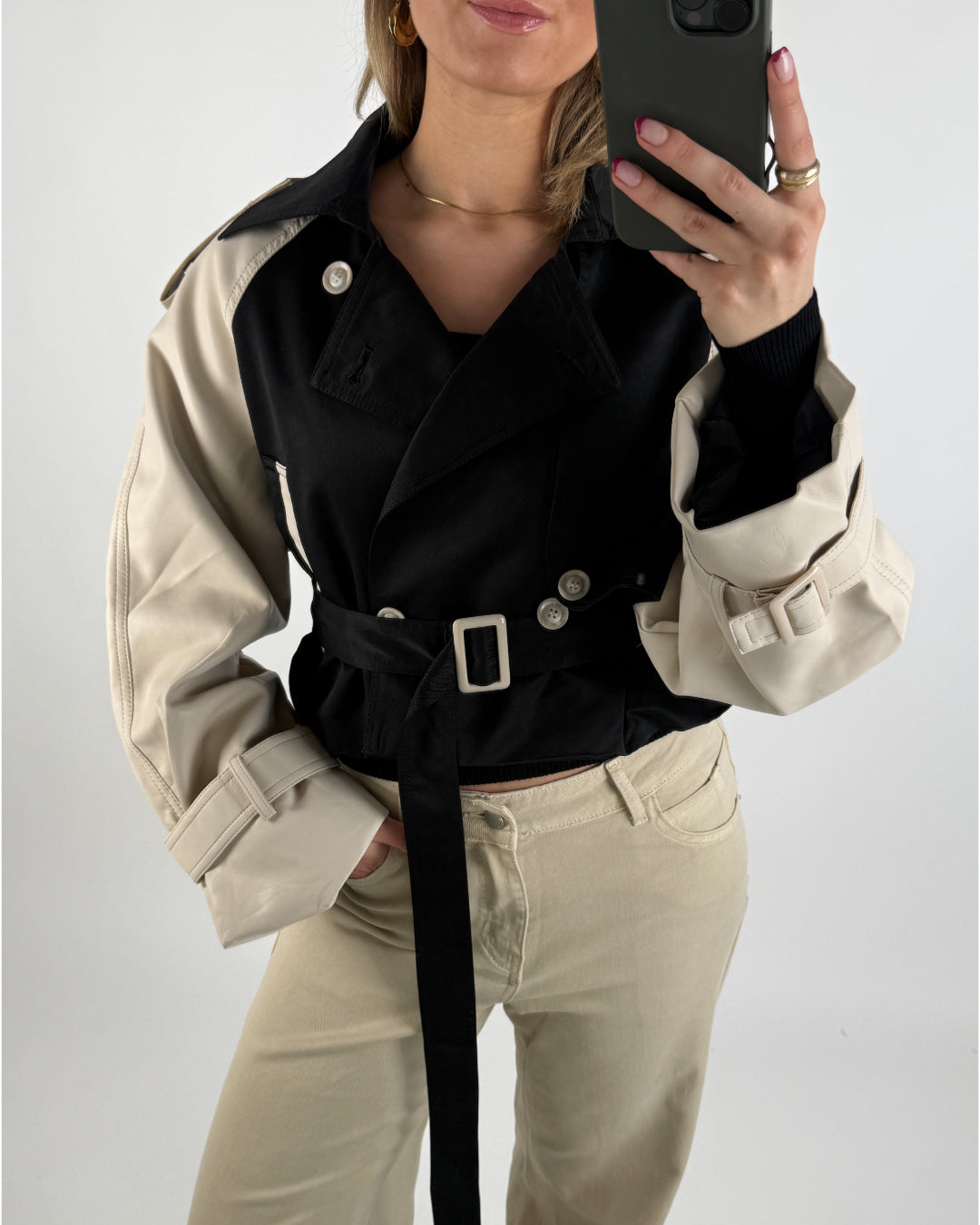 Modelbillede af beige ANNABELLE trenchcoat. Set forfra. Fra BySofieSønderby