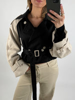 Modelbillede af beige ANNABELLE trenchcoat. Set forfra. Fra BySofieSønderby