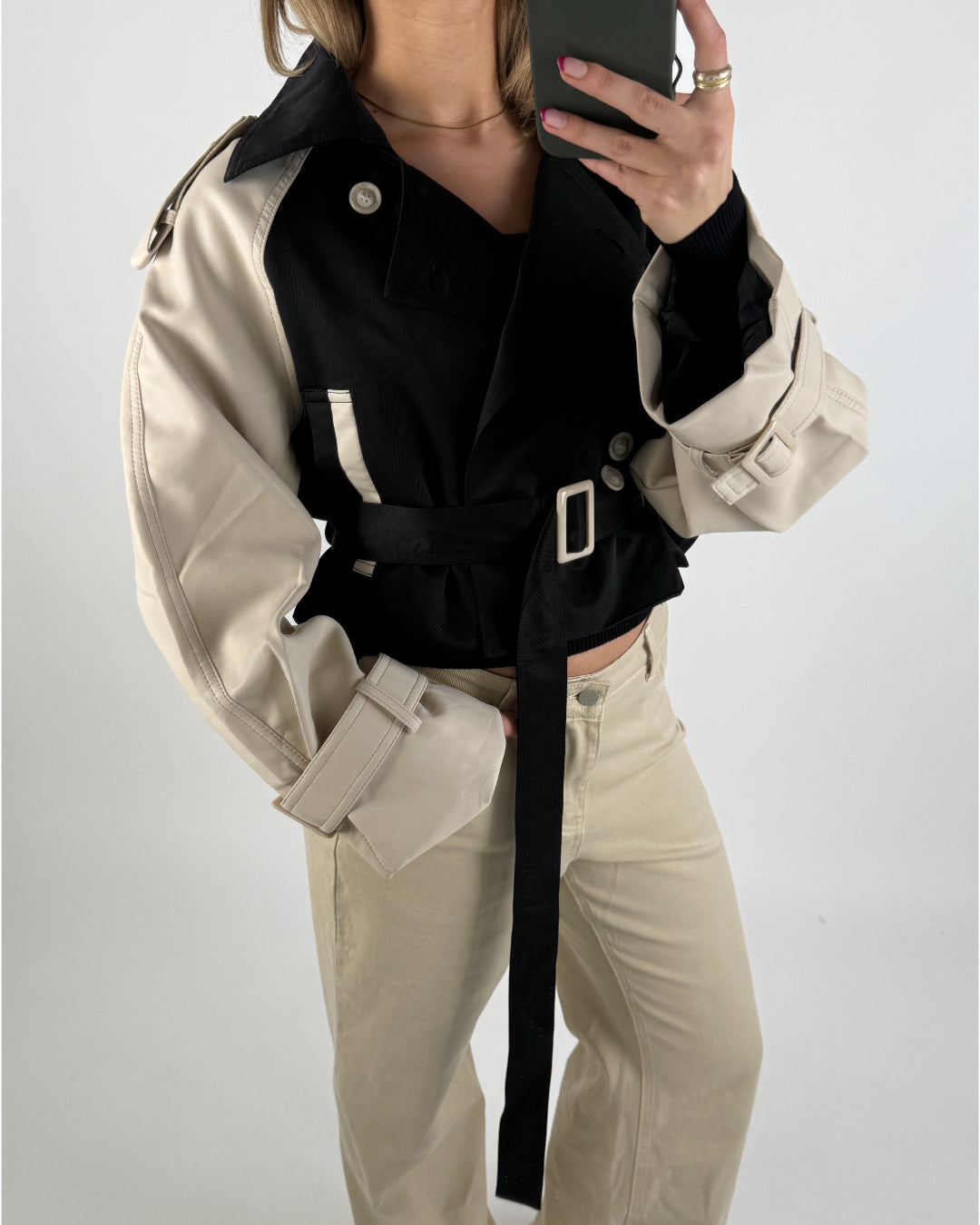 Modelbillede af beige ANNABELLE trenchcoat. Set forfra. Fra BySofieSønderby