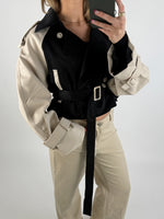Modelbillede af beige ANNABELLE trenchcoat. Set forfra. Fra BySofieSønderby