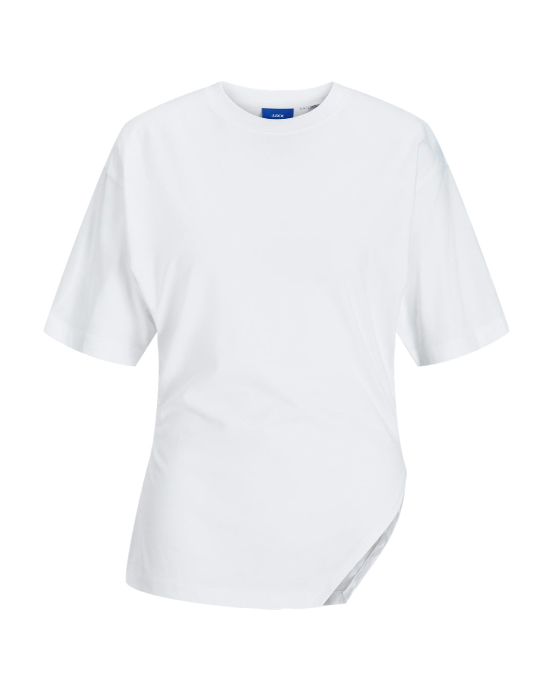 Hvid T-shirt hænger stille i neutral, lys baggrund. T-shirten har korte ærmer og en rund halsudskæring.