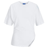 Hvid T-shirt hænger stille i neutral, lys baggrund. T-shirten har korte ærmer og en rund halsudskæring.