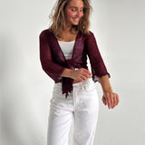 Modelfoto af pige som bærer en Arabella bluse i bordeaux, samt et par hvide jeans. Alt fra By Sofie Sønderby