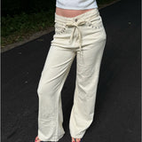 Modelfoto af pige i cremefarvede Arianna jeans og hvid top. Alt er fra BySofieSønderby
