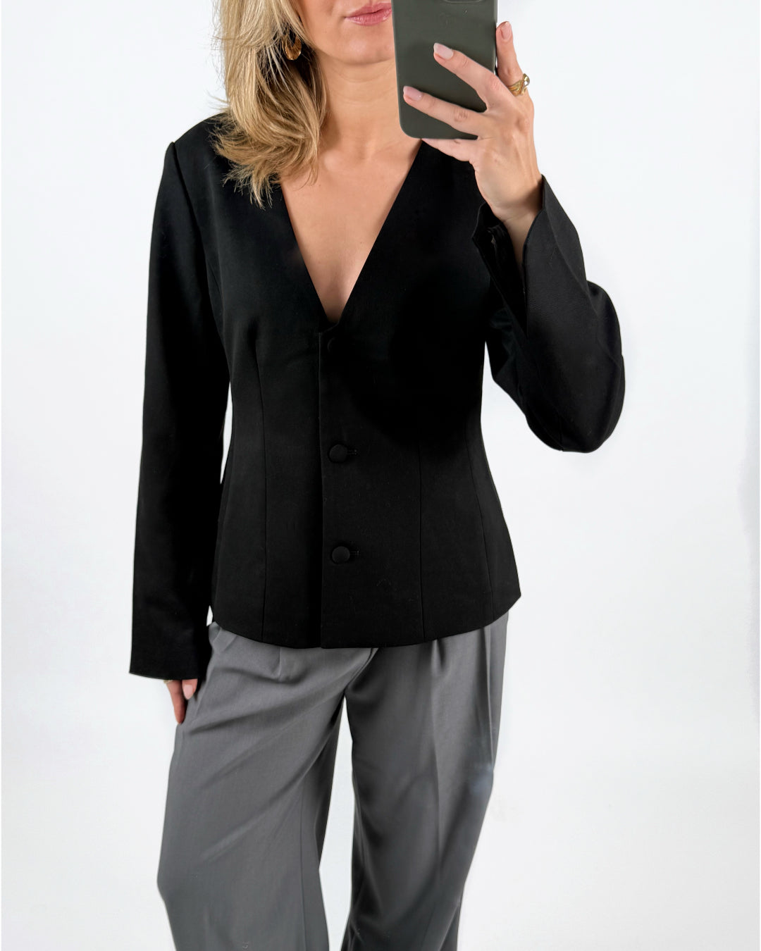 Modelfoto af pige med sort ARIA blazer, samt grå MILAN bukser. Set forfra. Alt er fra BySofieSønderby