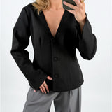 Modelfoto af pige med sort ARIA blazer, samt grå MILAN bukser. Set forfra. Alt er fra BySofieSønderby