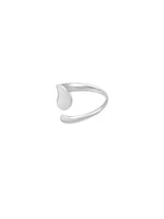Sølvfarvet finger-ring med åbent design og dråbeformet detalje, ligger mod en hvid baggrund. Ringens minimalistiske stil fremhæves i det enkle, moderne design.
