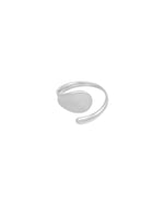 Sølvring med åbent design, snoet form og glat overflade. I midten ses en flad oval del. Baggrund er hvid, hvilket fremhæver ringens enkle elegance.