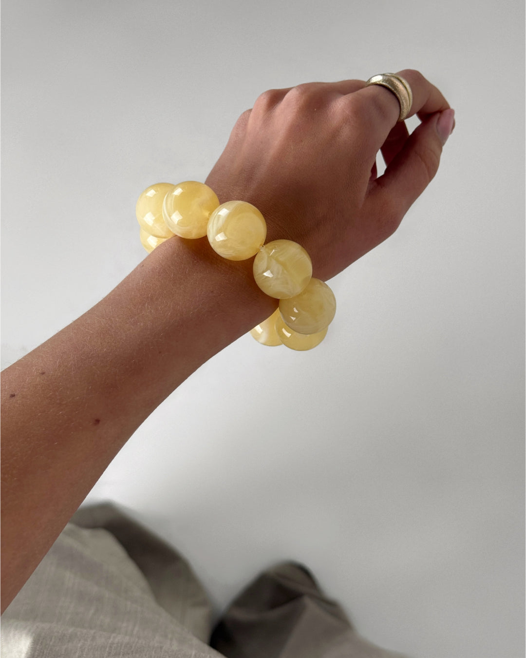 Modelbillede af beige ARLETH armbånd. Fra BySofieSønderby
