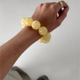 Modelbillede af beige ARLETH armbånd. Fra BySofieSønderby