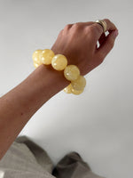 Modelbillede af beige ARLETH armbånd. Fra BySofieSønderby