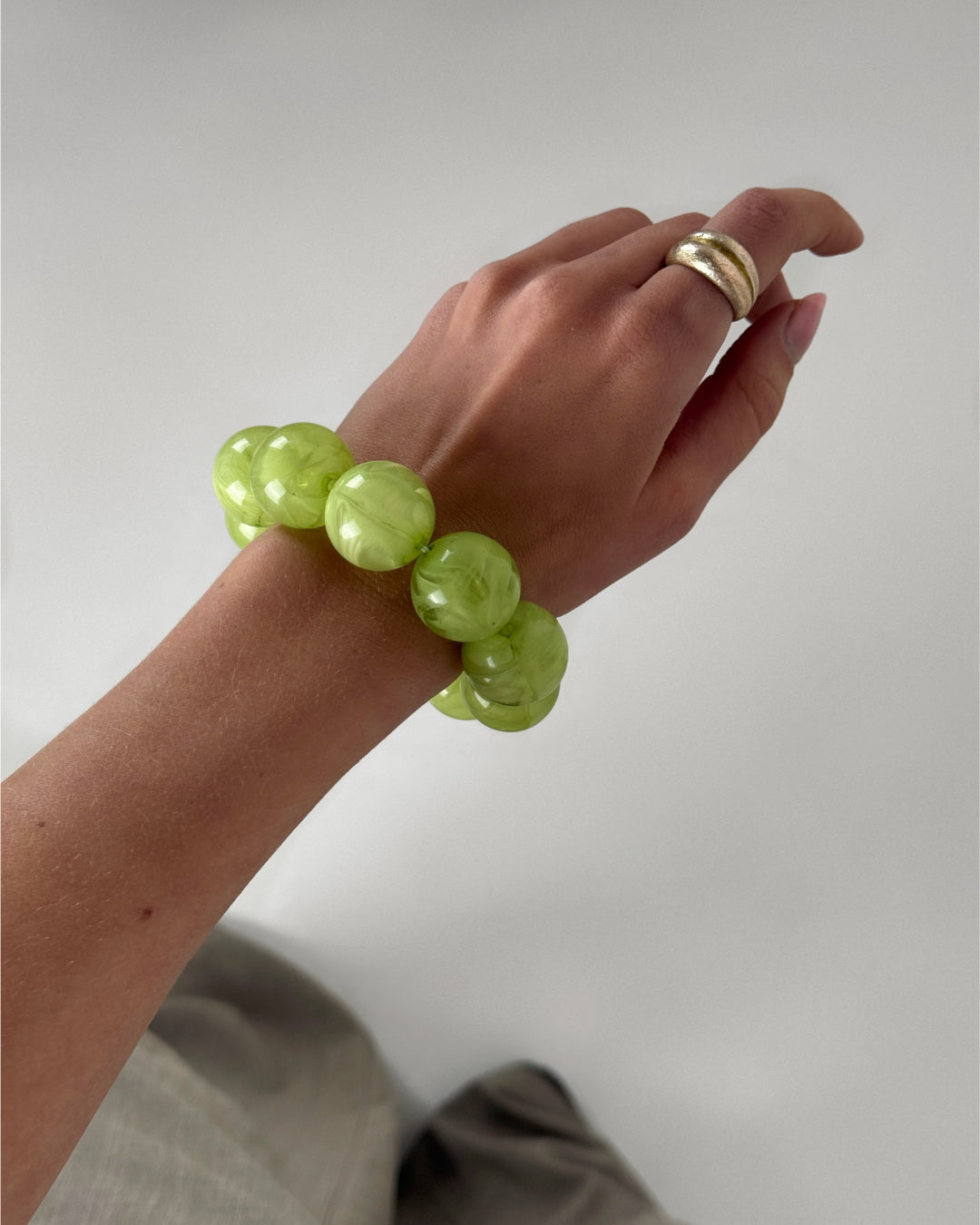 Modelbillede af grønt ARLETH armbånd. Fra BySofieSønderby