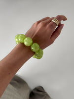 Modelbillede af grønt ARLETH armbånd. Fra BySofieSønderby