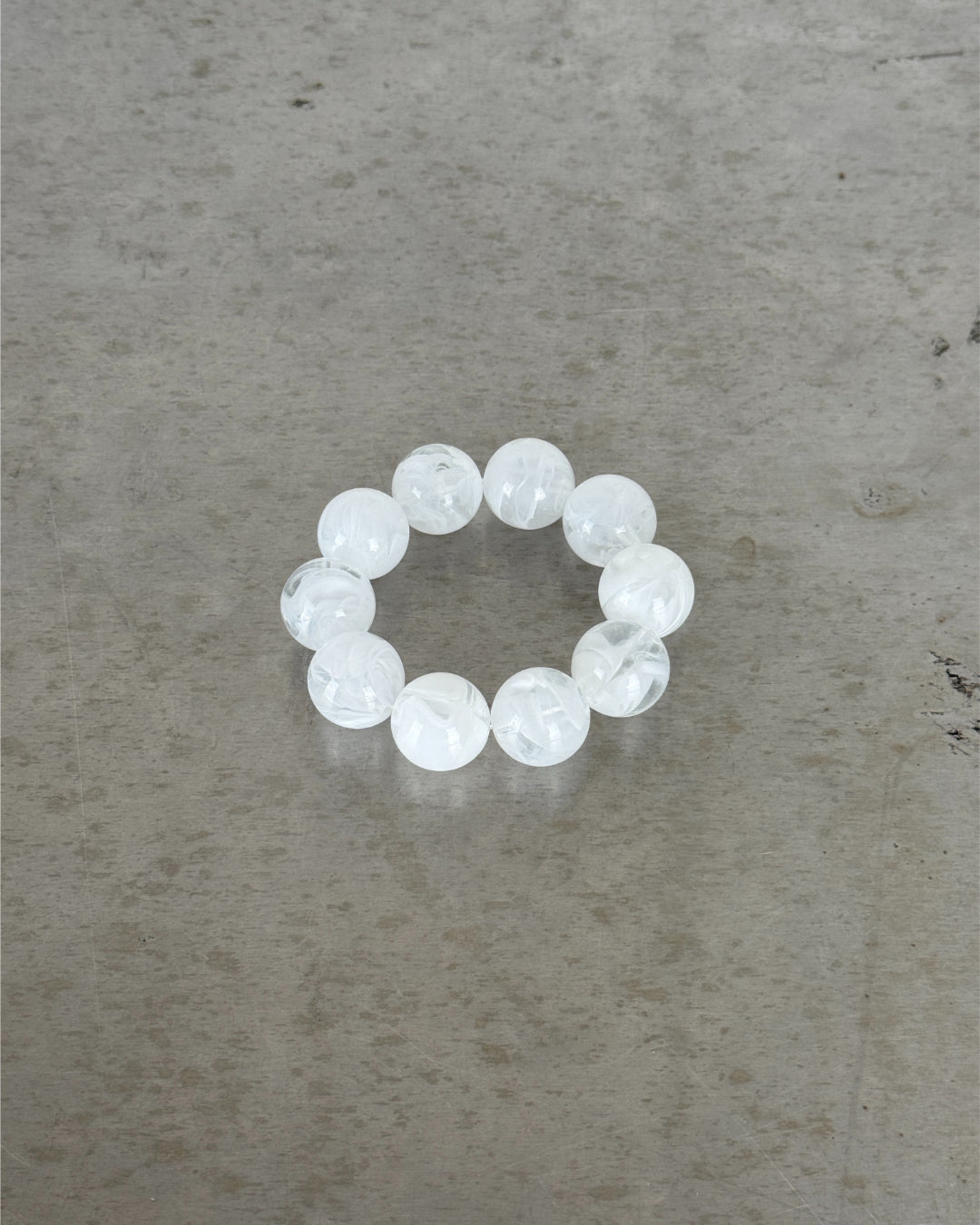 Billede af beige hvidt ARLETH armbånd. Fra BySofieSønderby
