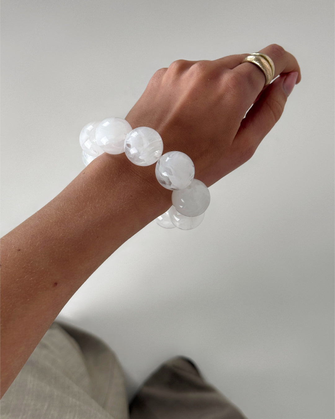 Modelbillede af hvidt ARLETH armbånd. Fra BySofieSønderby