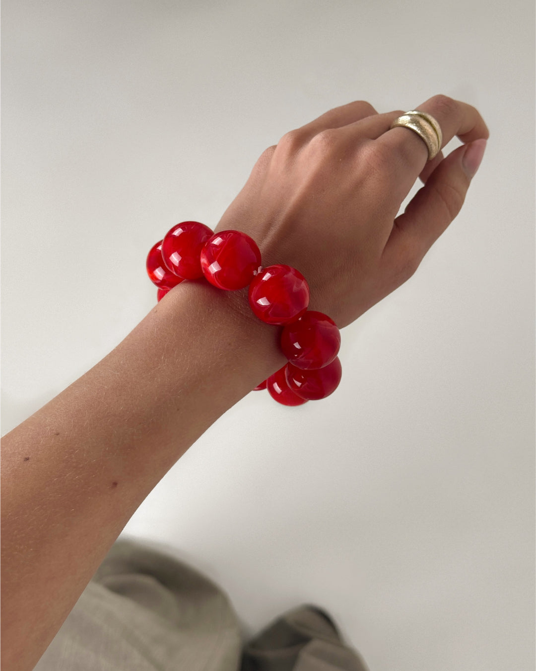 Modelbillede af rødt ARLETH armbånd. Fra BySofieSønderby
