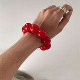 Modelbillede af rødt ARLETH armbånd. Fra BySofieSønderby