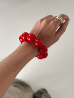 Modelbillede af rødt ARLETH armbånd. Fra BySofieSønderby