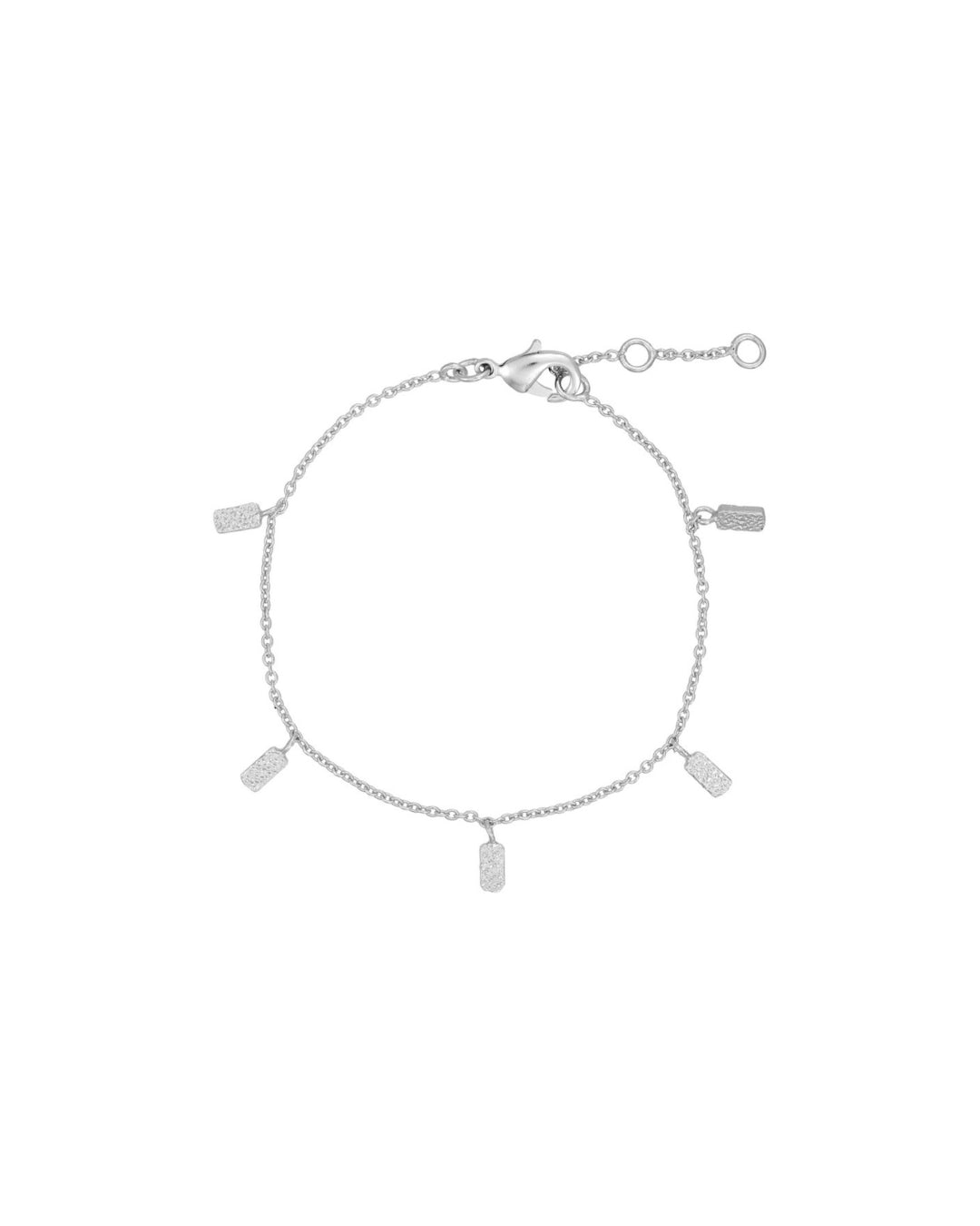 Sølvarmbånd med små rektangulære vedhæng hængende fra kæden. Armbåndet er udstyret med en karabinlås og justerbar kæde for forlængelse, præsenteret på en hvid baggrund.