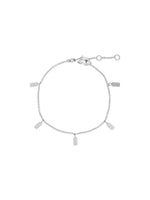 Sølvarmbånd med små rektangulære vedhæng hængende fra kæden. Armbåndet er udstyret med en karabinlås og justerbar kæde for forlængelse, præsenteret på en hvid baggrund.